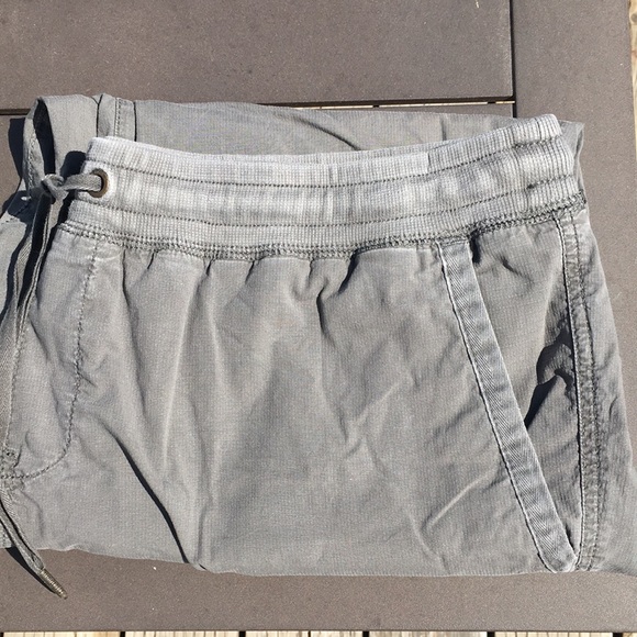 L.L. Bean Pull-up and Tie Faded Grey Bermuda Capri Shorts Size L - Picture 5 of 5